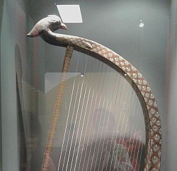 ★ DD :- Disclaimerized Depiction ★ PHOENIX ( @ # comment :- or perhaps FEONIX) -headed konghou (a type of harp), Tang dynasty (618–907). Presumably a reconstruction.
